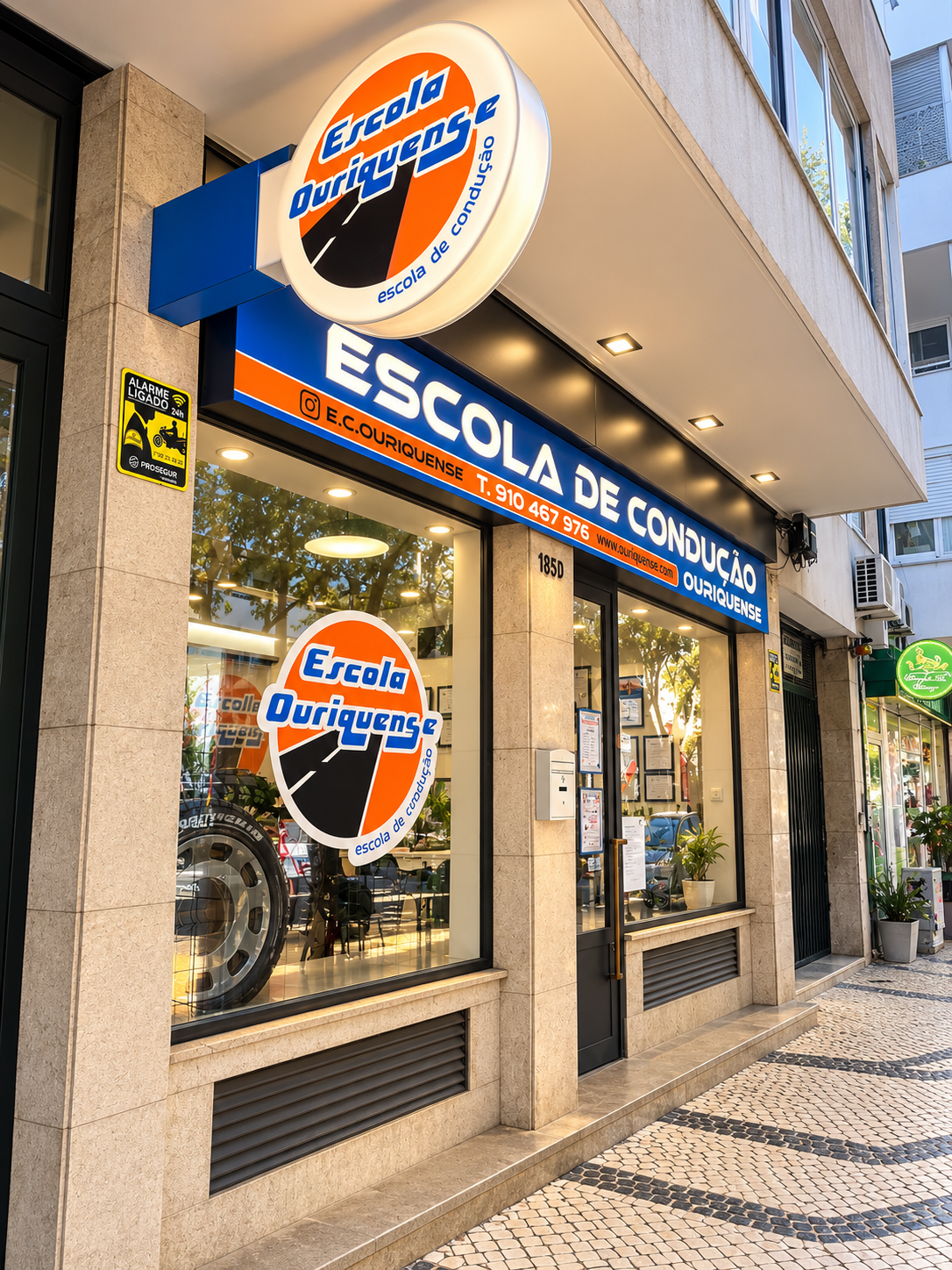 Fachada da Escola de Condução Ouriquense na R. Ferreira Borges, 185D, Lisboa